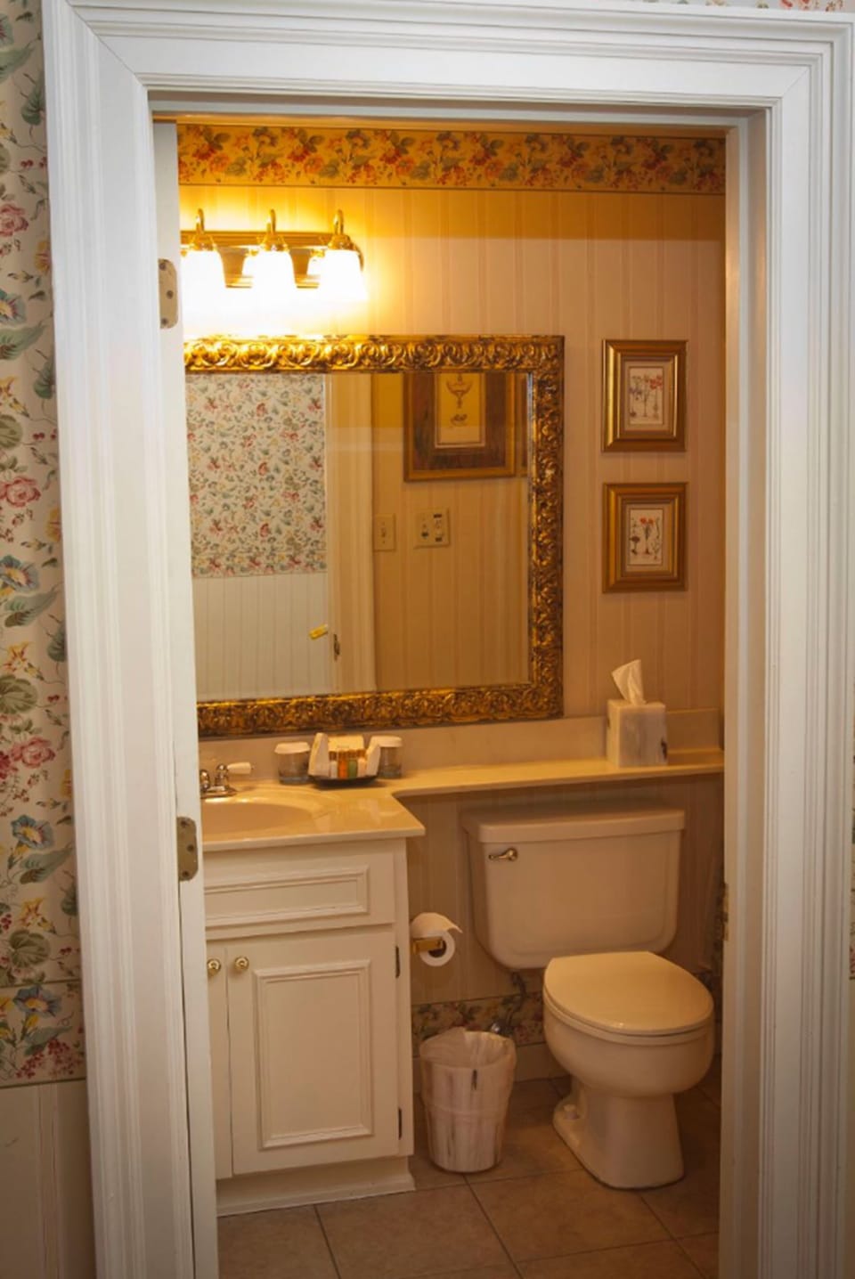 Desoto Room | Bathroom | Combined shower/tub, hair dryer, bathrobes, towels