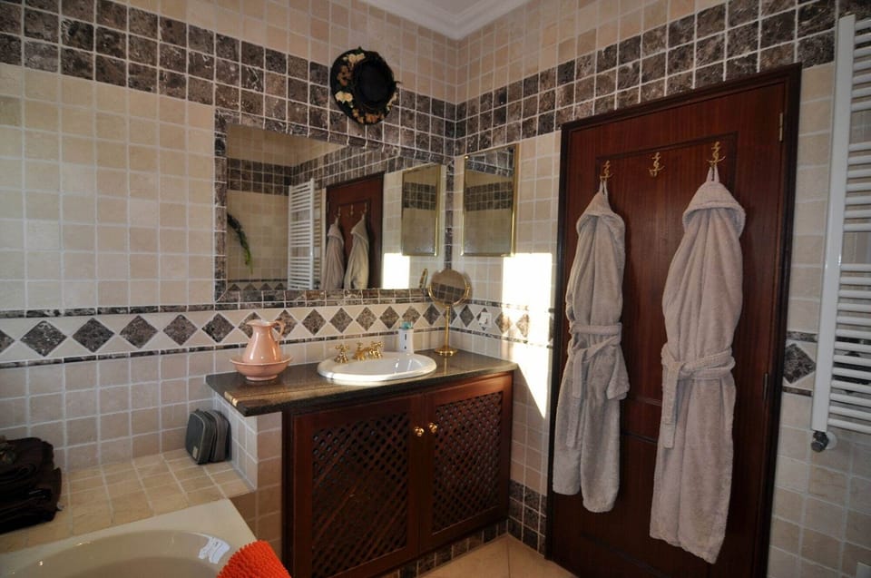 Ensuite to bedroom 2.