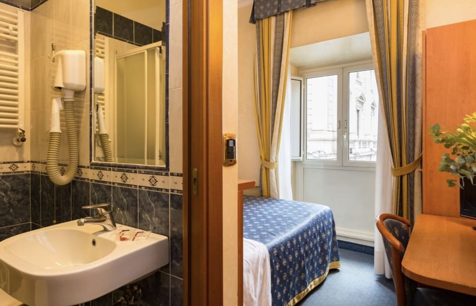 Basic Single Room | Bathroom | Towels