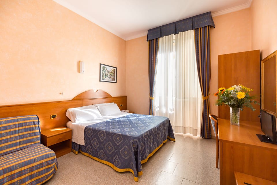 Basic Triple Room | Desk, soundproofing, free WiFi, bed sheets