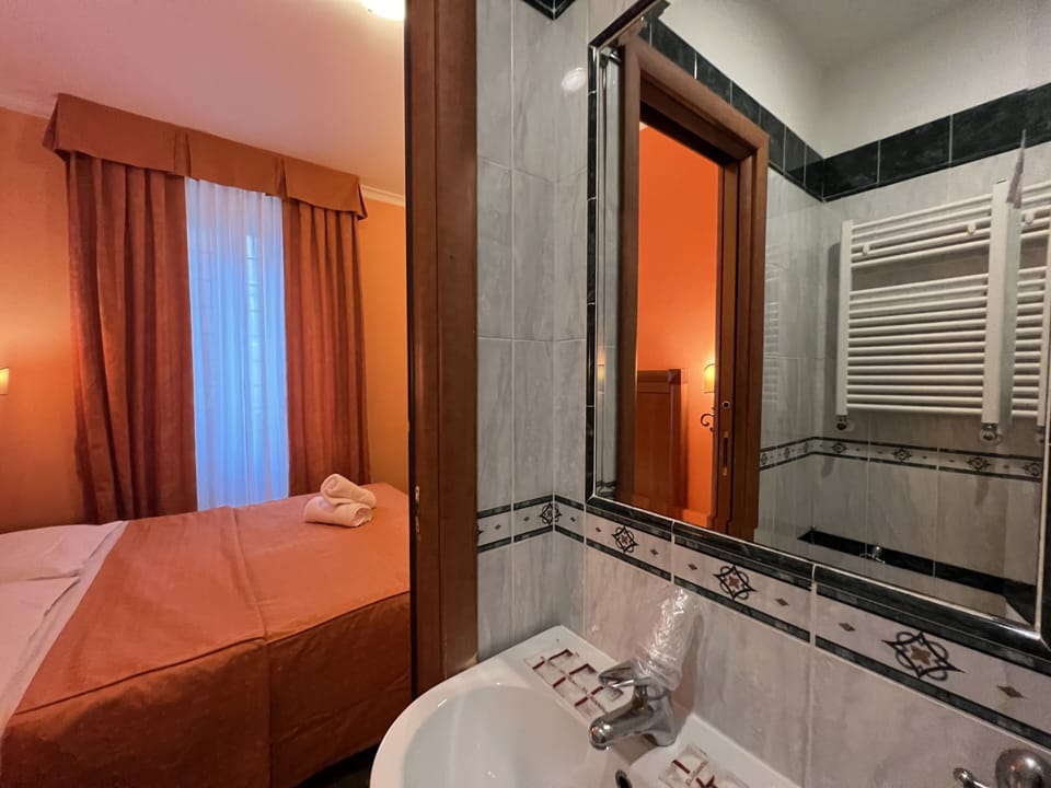 Basic Triple Room | Bathroom | Towels