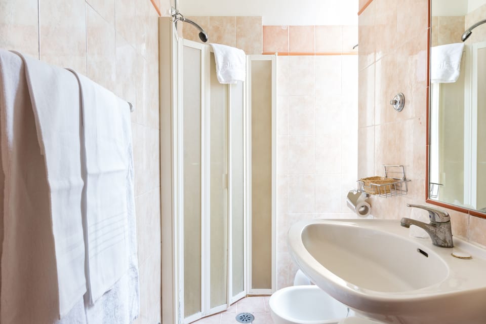 Basic Quadruple Room | Bathroom | Towels