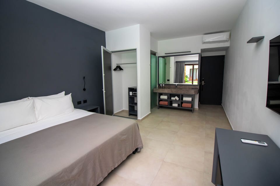 Standard Room | Minibar, in-room safe, iron/ironing board (on request), WiFi (free)