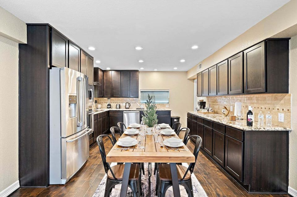 Fully equipped kitchen with high quality granite countertops.