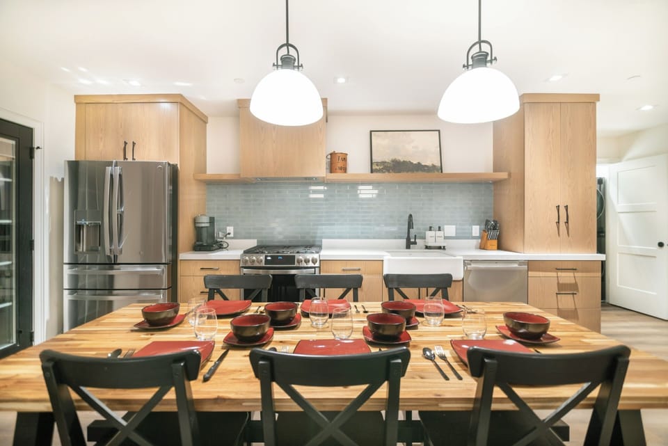 Executive Suite, Multiple Beds (Luxury 3 Bedroom King Cottage) | Private kitchen | Coffee/tea maker