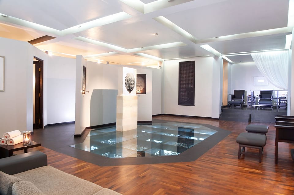 Couples treatment rooms, sauna, hot tub, steam room, body treatments