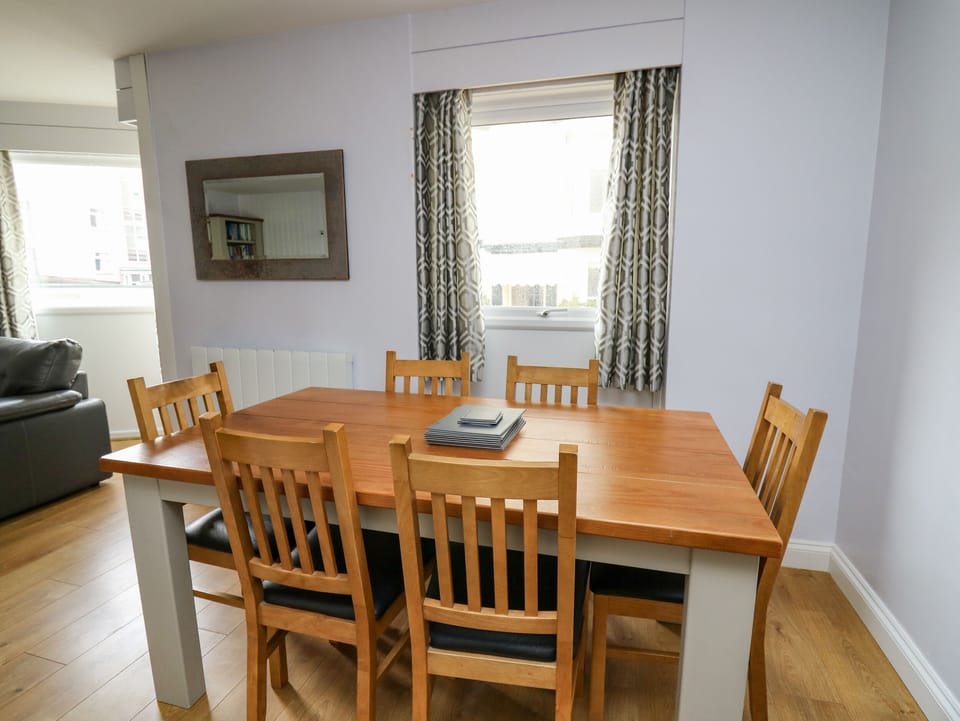 Cottage | Dining