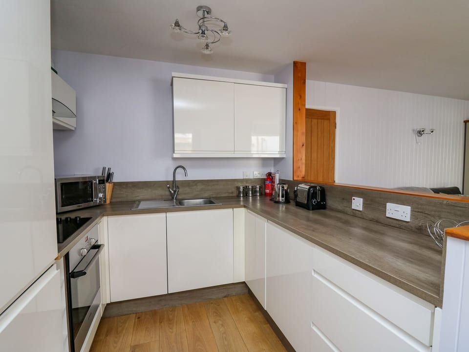 Cottage | Private kitchen | Fridge, electric kettle, toaster, cookware/dishes/utensils