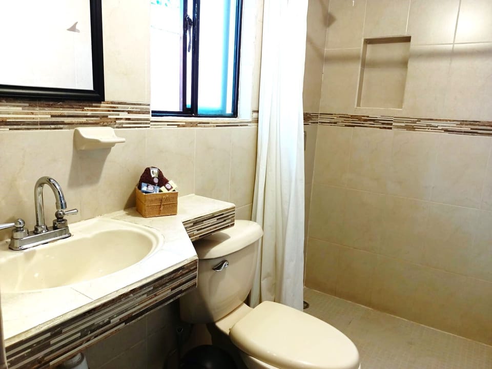 Comfort Double Room | Bathroom | Shower, rainfall showerhead, towels