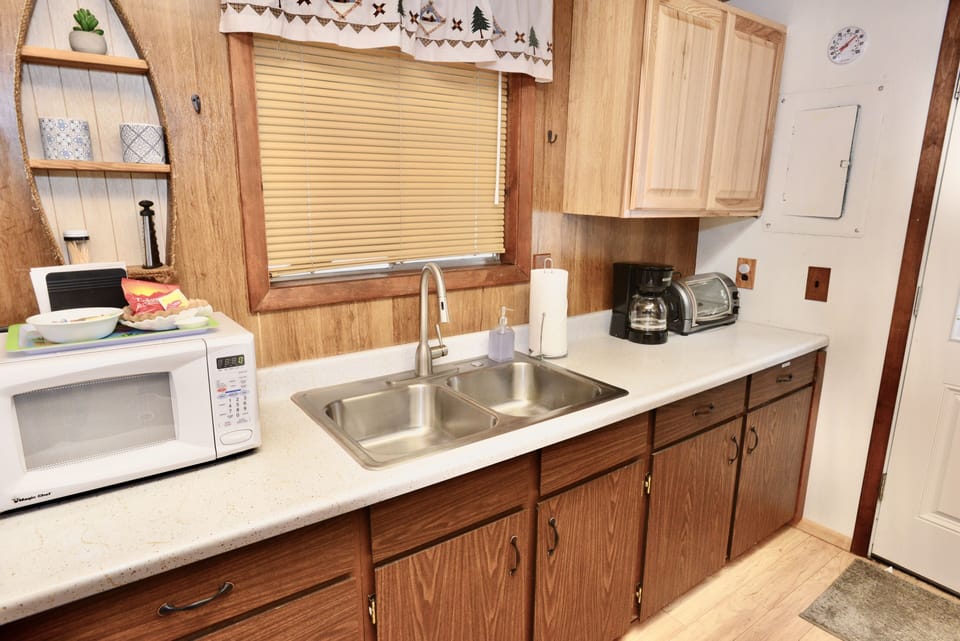 Kitchen sink and counter space