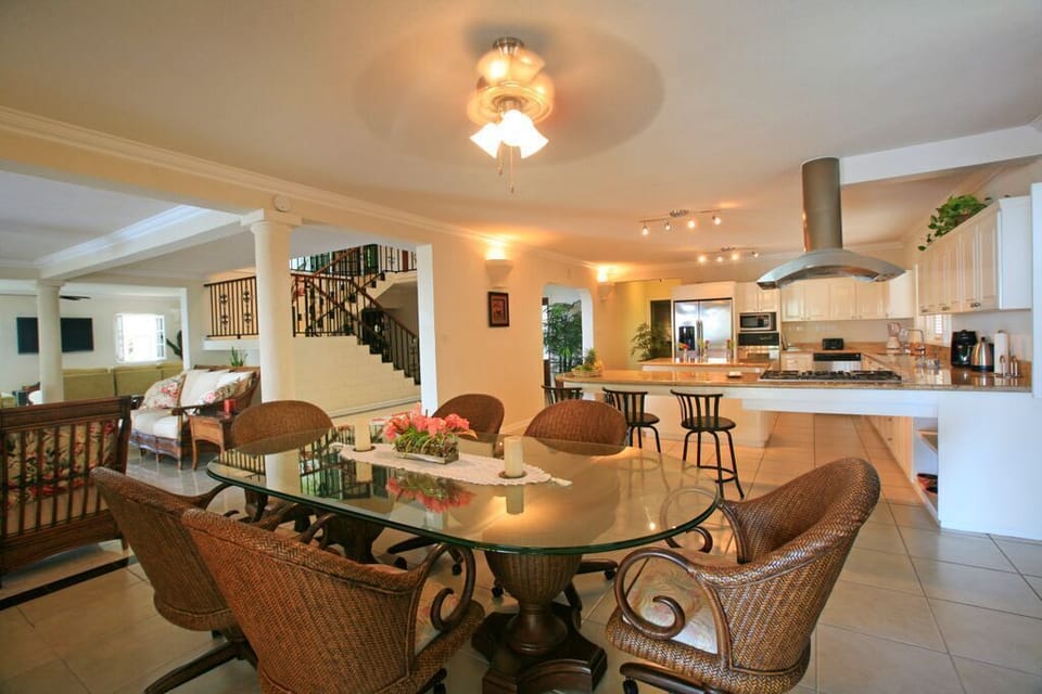 Enjoy dinners in the open concept dining & kitchen space.