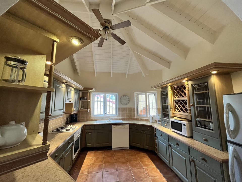 House | Private kitchen | Fridge, microwave, oven, stovetop