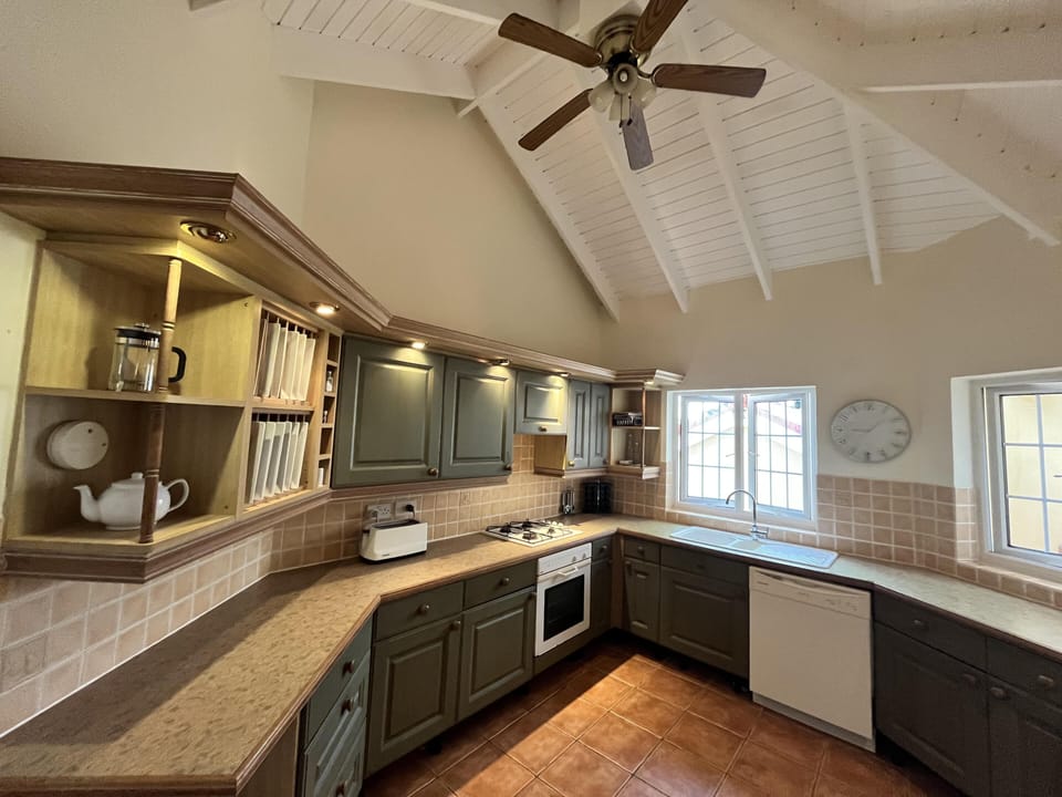 House | Private kitchen | Fridge, microwave, oven, stovetop