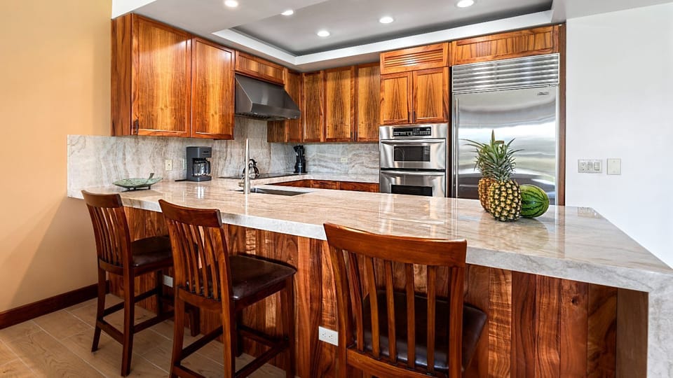 Well equipped kitchen, counter seating