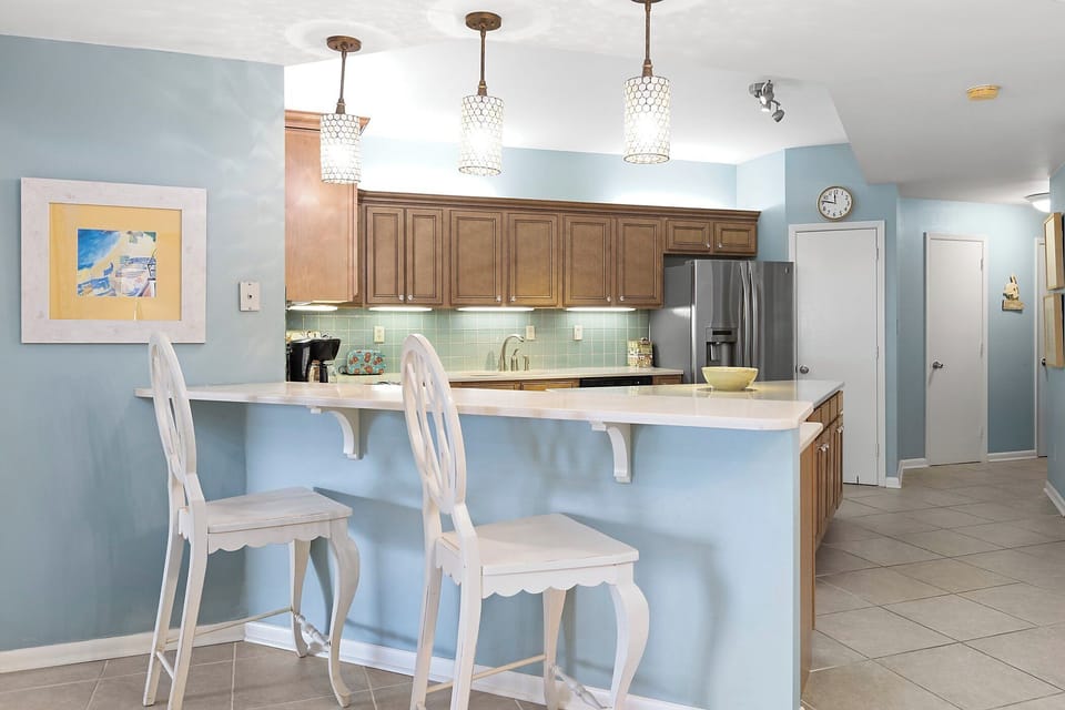 Fully Equipped Kitchen - Bar Seats Two