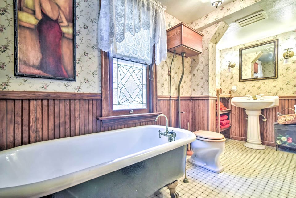 Full Bathroom | Clawfoot Tub | Complimentary Toiletries