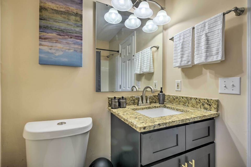 Full Bathroom | Towels Provided