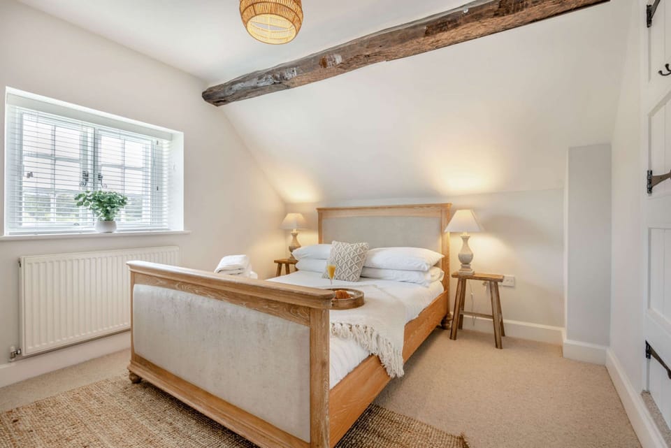 Abbots Cottage Master Bedroom - StayCotswold