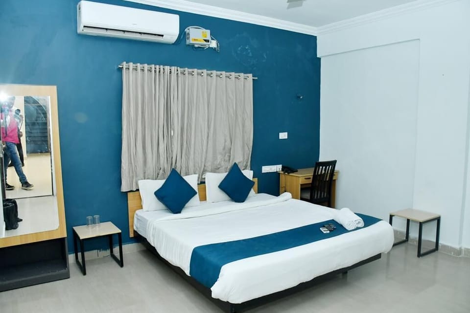 Desk, laptop workspace, free WiFi, bed sheets