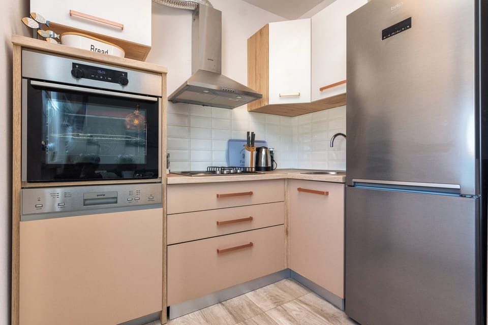 Deluxe Villa | Private kitchen | Fridge, microwave, oven, stovetop