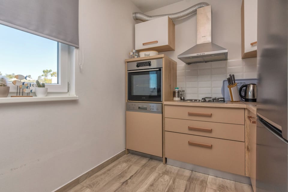 Deluxe Villa | Private kitchen | Fridge, microwave, oven, stovetop