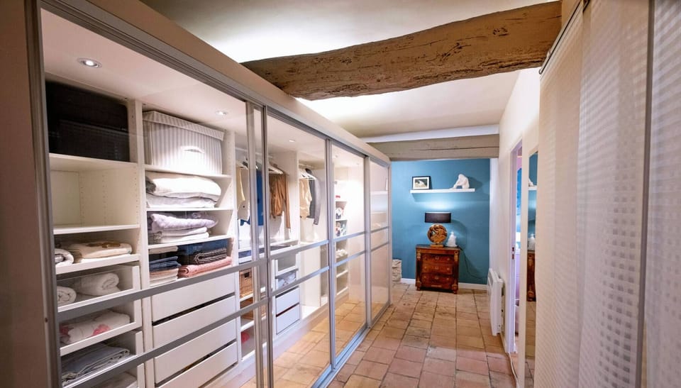 Large dressing table in the corridor leading to the bedrooms