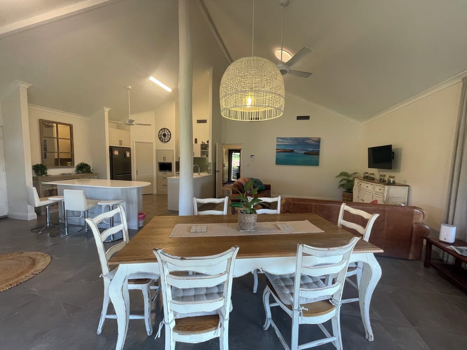Dining area for a party of 6