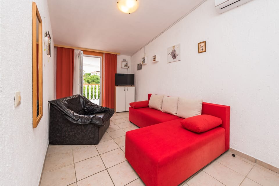 Family Apartment A1 | Living area | 100-cm flat-screen TV with satellite channels, TV
