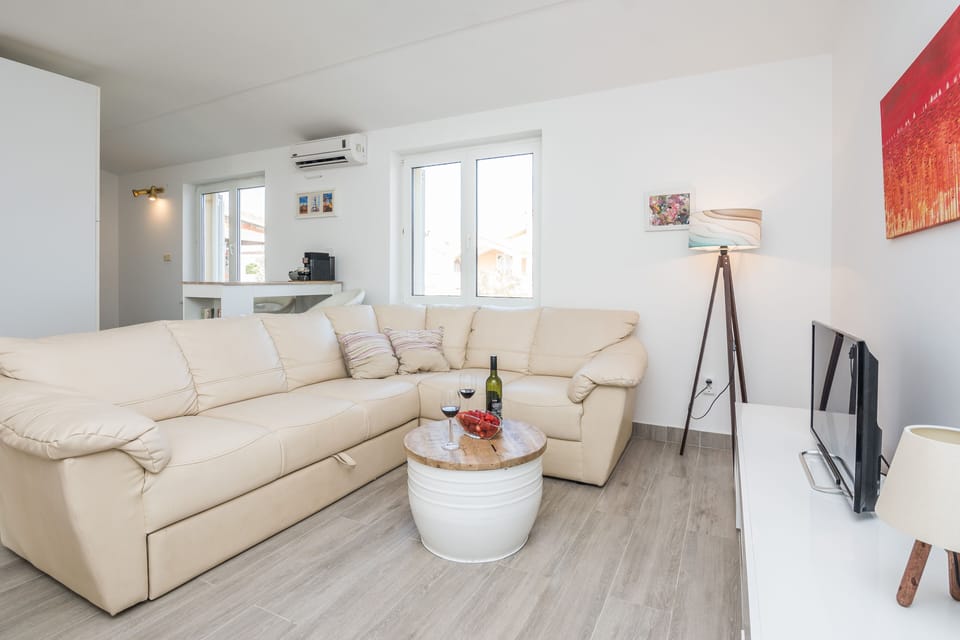 Family Apartment A1 | Living area | 100-cm flat-screen TV with satellite channels, TV