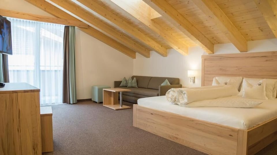 Family Quadruple Room | Hypo-allergenic bedding available, in-room safe, desk, travel crib