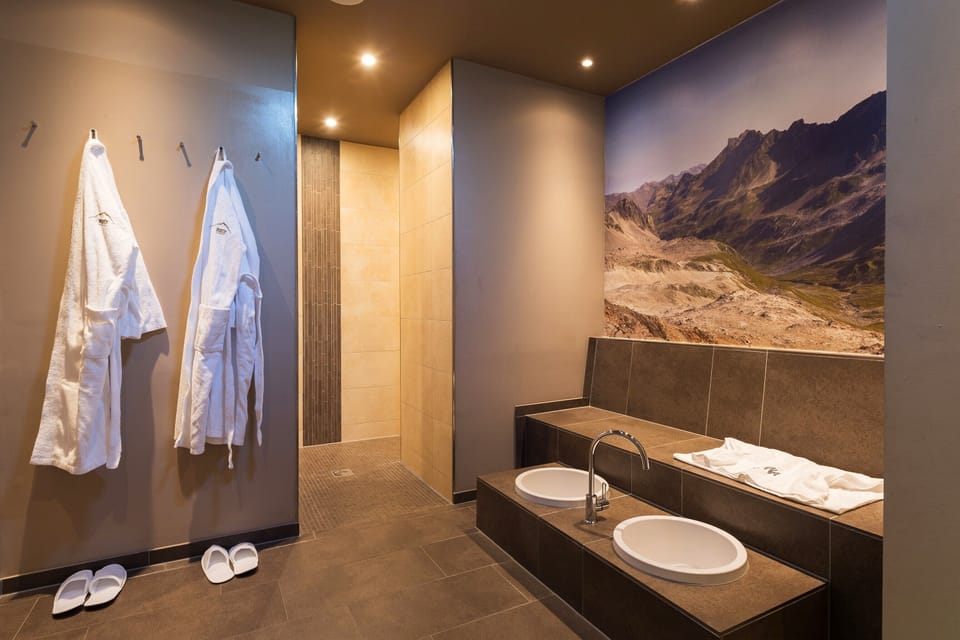 Sauna, steam room, 1 treatment room, massages
