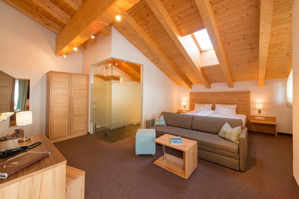Family Quadruple Room | Hypo-allergenic bedding available, in-room safe, desk, travel crib