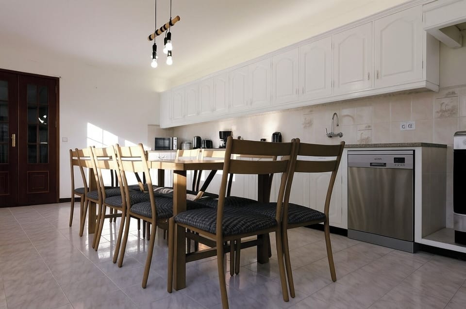 Spacious Full Kitchen 