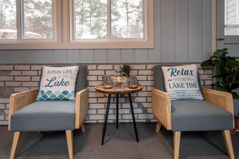 Welcome! come into the entry way and be welcomed by this lounge space