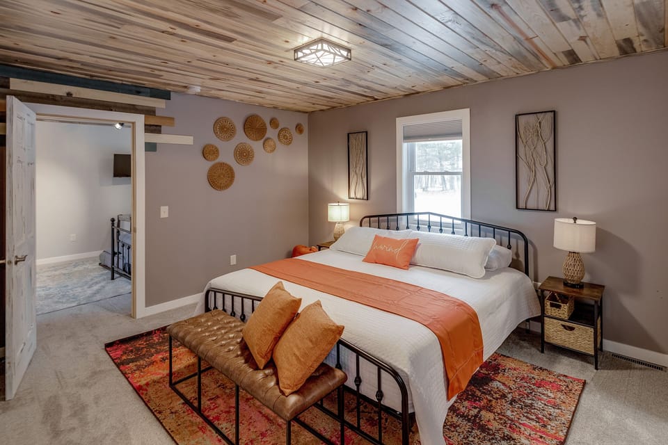 cozy king sized luxurious mattress, soft comfortable linens for a restful sleep