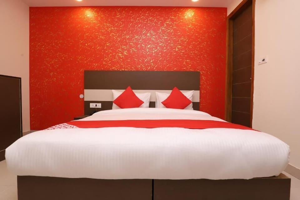 Deluxe Single Room | Bathroom | Combined shower/tub, jetted tub, designer toiletries, hair dryer