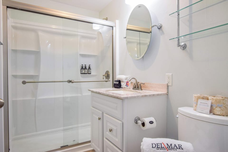 Full Bathroom w/ Shower