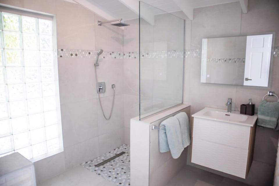 Bathroom - En-suite bedroom #2 with shower
