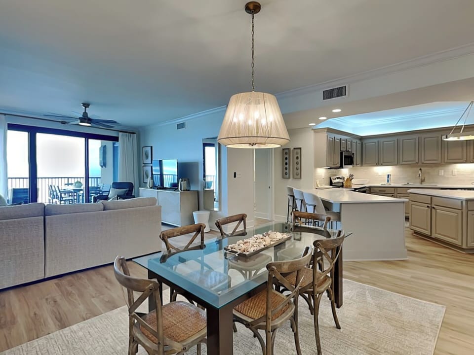 Dining Area - Table for Six and Wet Bar
