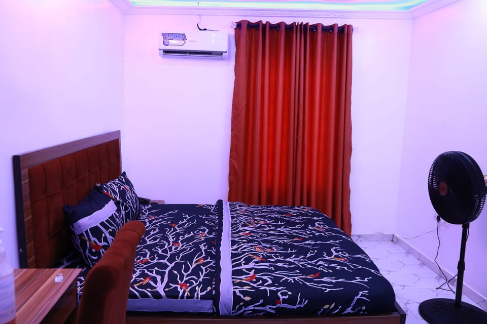 Executive Room | Individually furnished, desk, laptop workspace