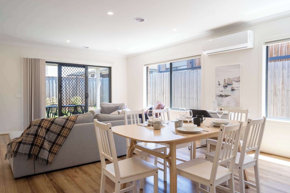 Dining table seats 6 