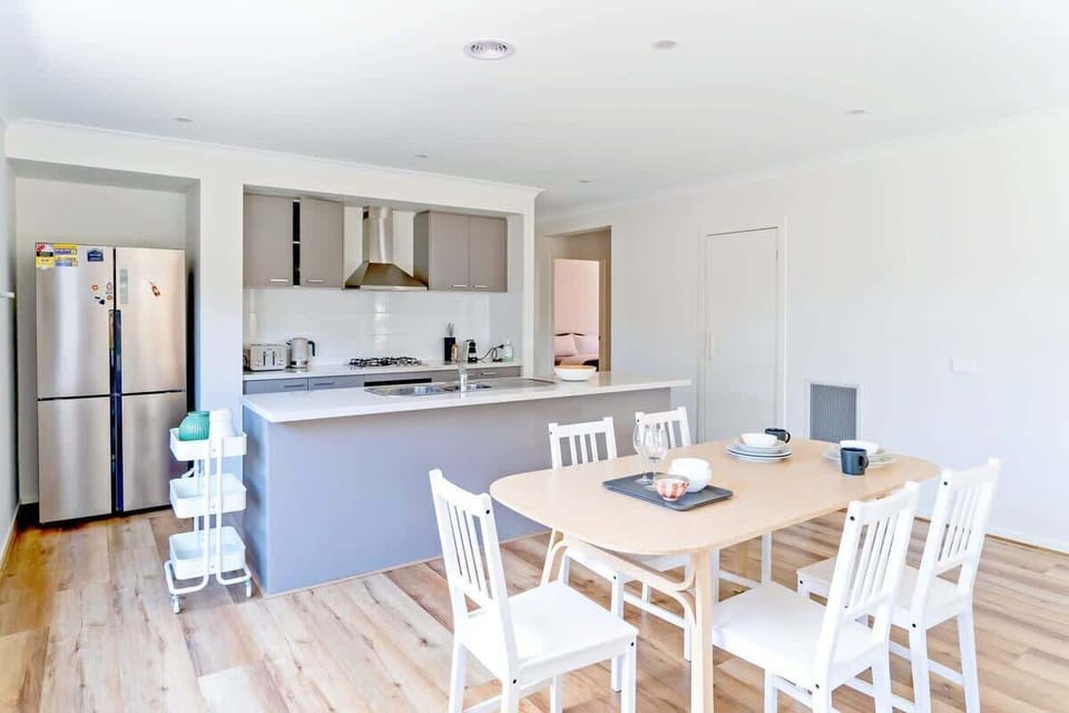 dining table seats 6 +2spare stools