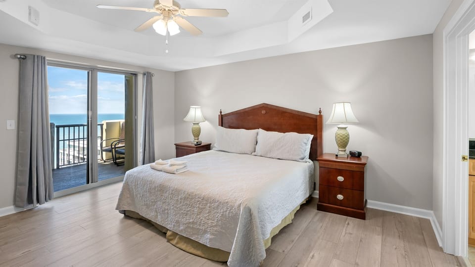 King bed in Main Bedroom
