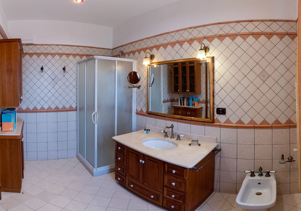 "I POETI" DOUBLE ROOM ONEBED WITH PRIVATE BATHROOM | Bathroom | Hair dryer, bidet, towels, soap