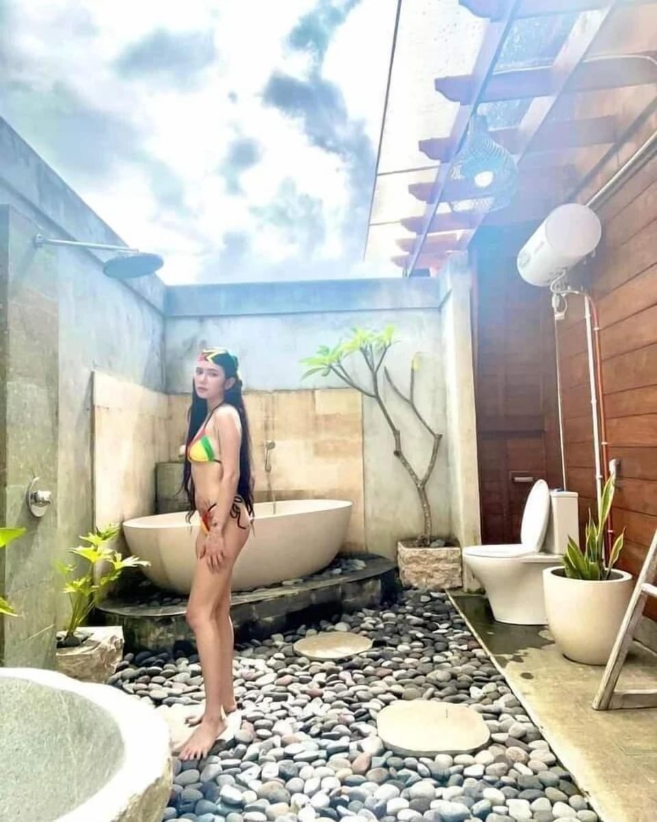 Deluxe Double Room | Bathroom | Combined shower/tub, hydromassage showerhead, free toiletries