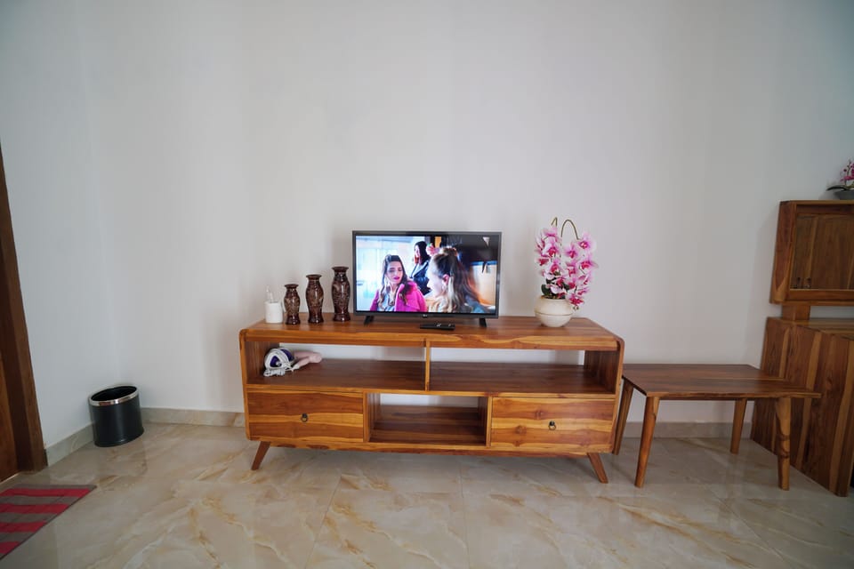 Deluxe Suite | Pillowtop beds, minibar, desk, iron/ironing board