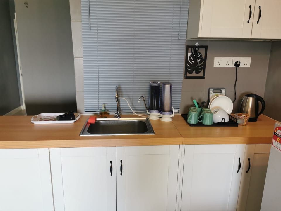 Deluxe Studio Suite | Private kitchen | Mini-fridge, cookware/dishes/utensils