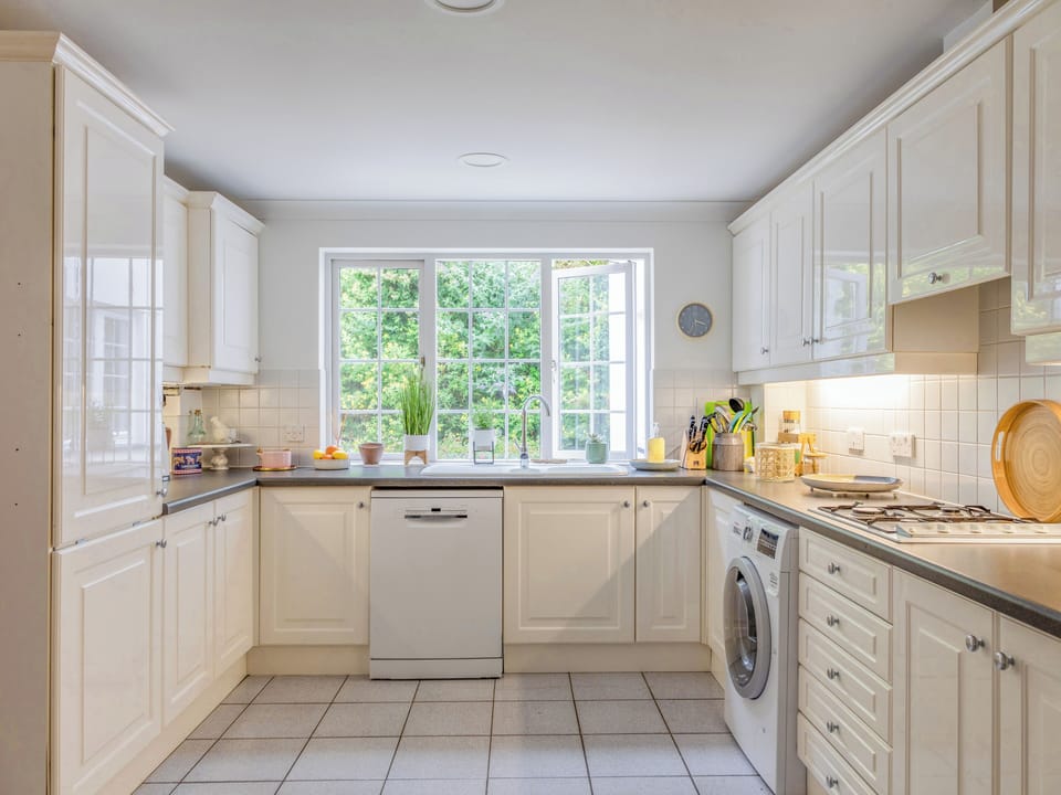 Cottage | Private kitchen | Fridge, dishwasher, electric kettle, toaster