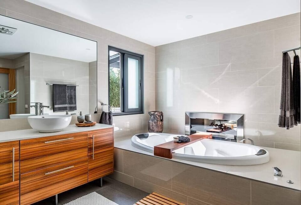 Big Spa Bath with Gas Log Fireplace 