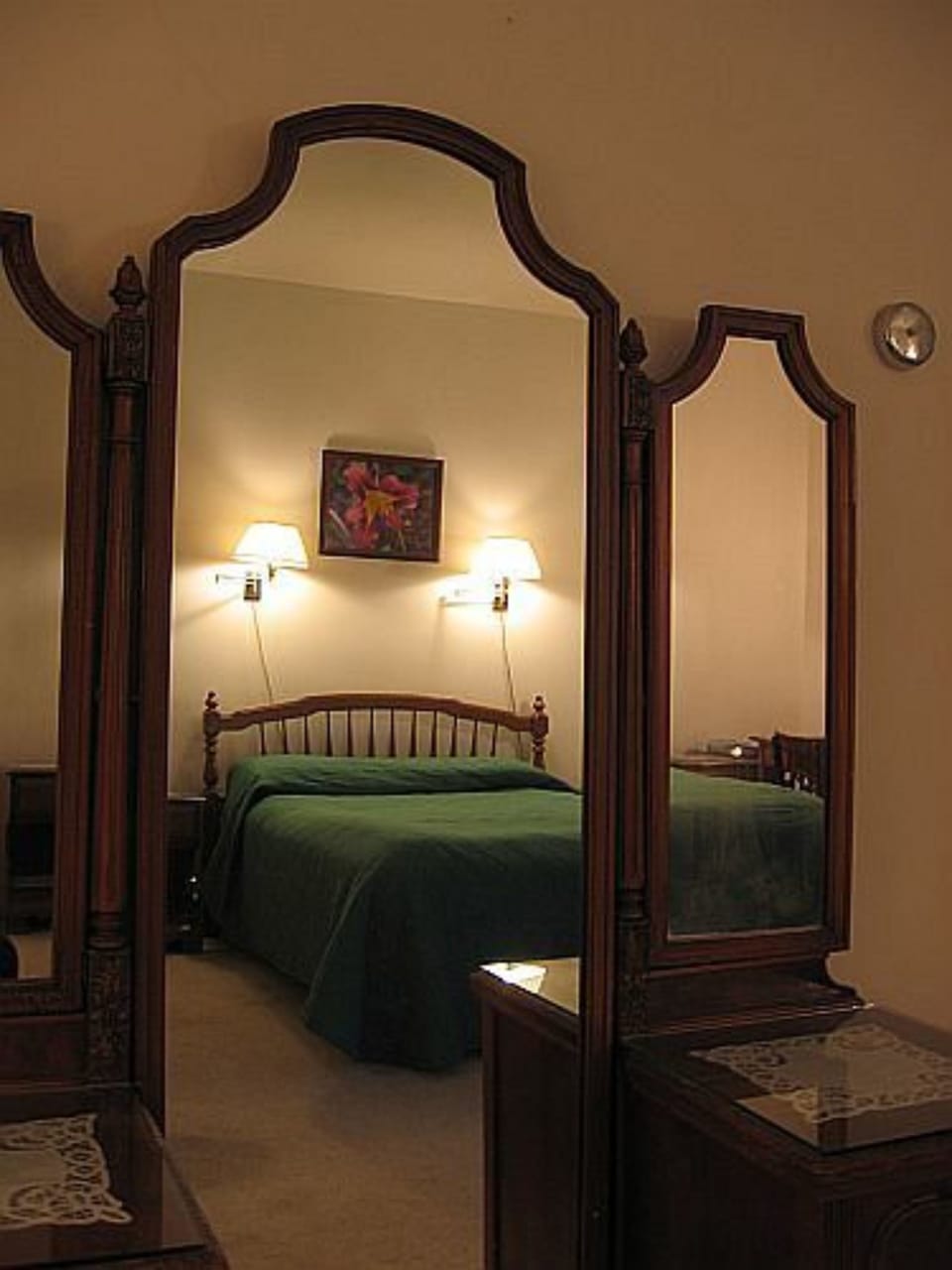 Basic Single Room (Gluha room) | Desk, laptop workspace, free WiFi, bed sheets